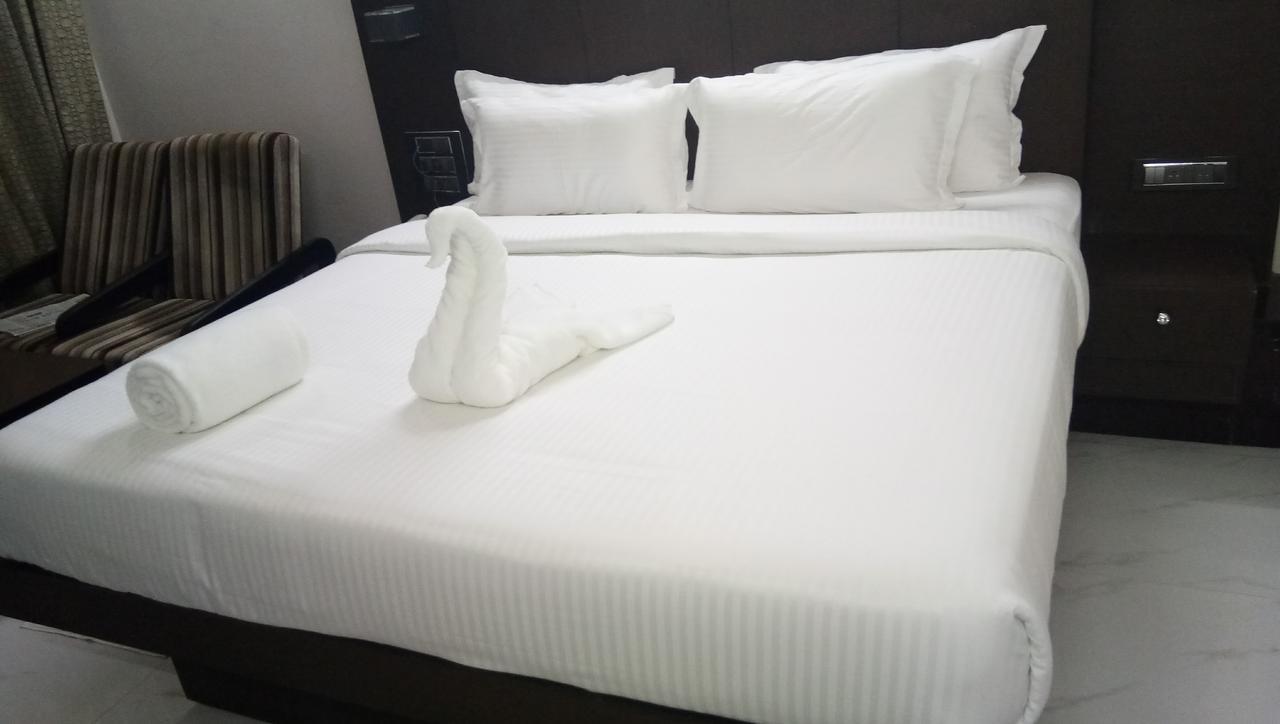 Hotel Surya ราจาห์มันดรี ภายนอก รูปภาพ