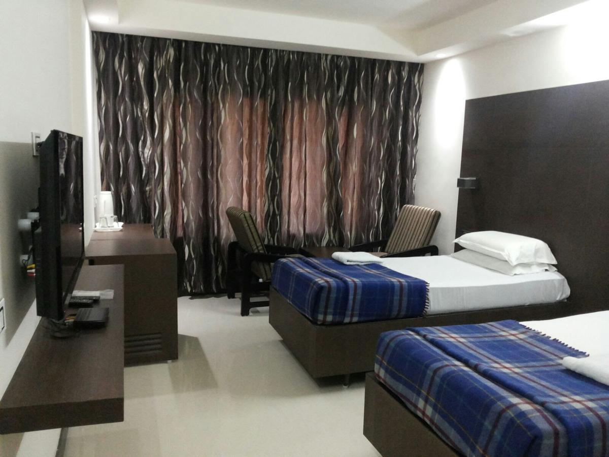 Hotel Surya ราจาห์มันดรี ภายนอก รูปภาพ