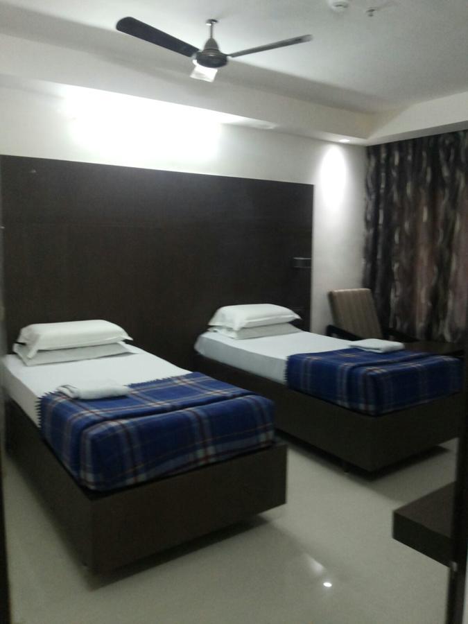 Hotel Surya ราจาห์มันดรี ภายนอก รูปภาพ