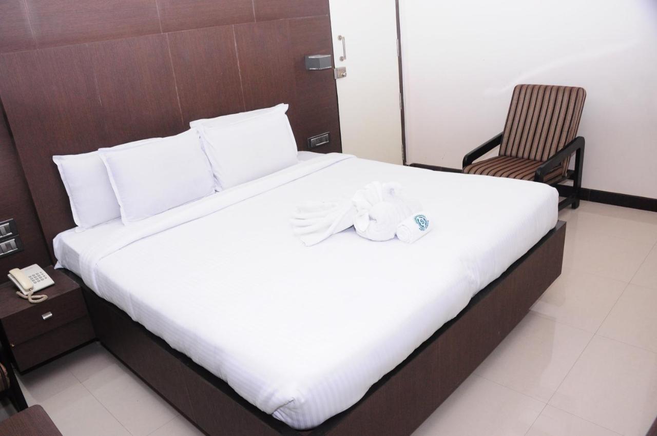 Hotel Surya ราจาห์มันดรี ภายนอก รูปภาพ