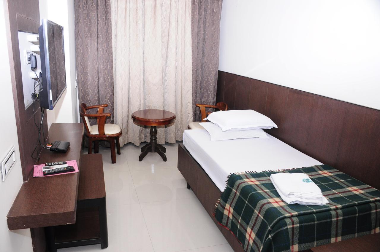 Hotel Surya ราจาห์มันดรี ภายนอก รูปภาพ