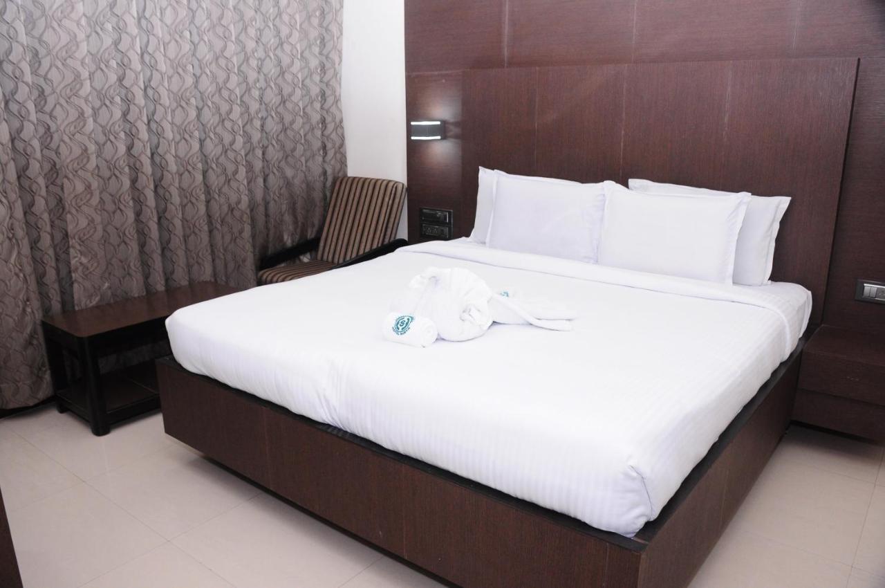 Hotel Surya ราจาห์มันดรี ภายนอก รูปภาพ